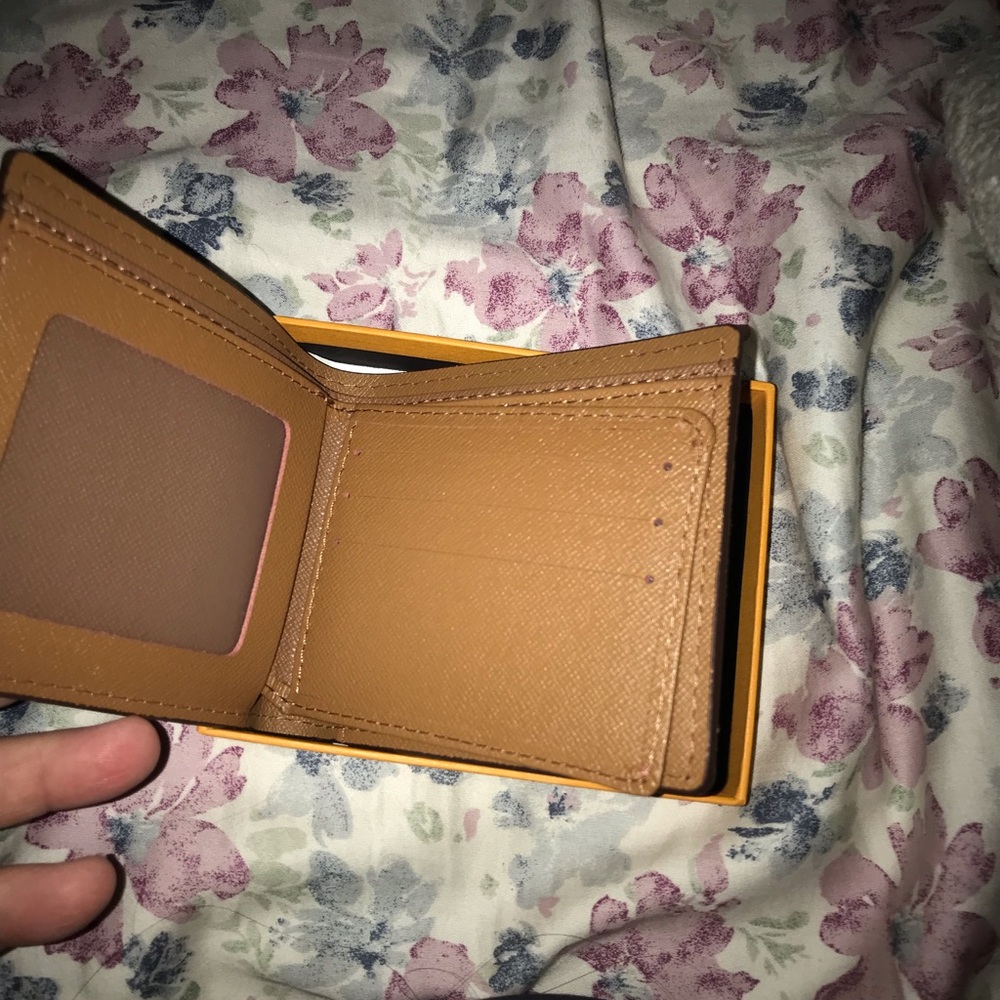 Men's Compact Bifold Wallet in Tan Leather-Style
